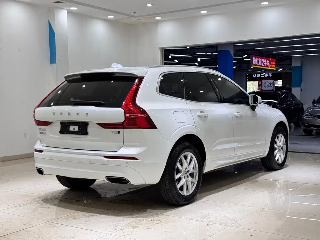 Volvo XC60 — фото 6