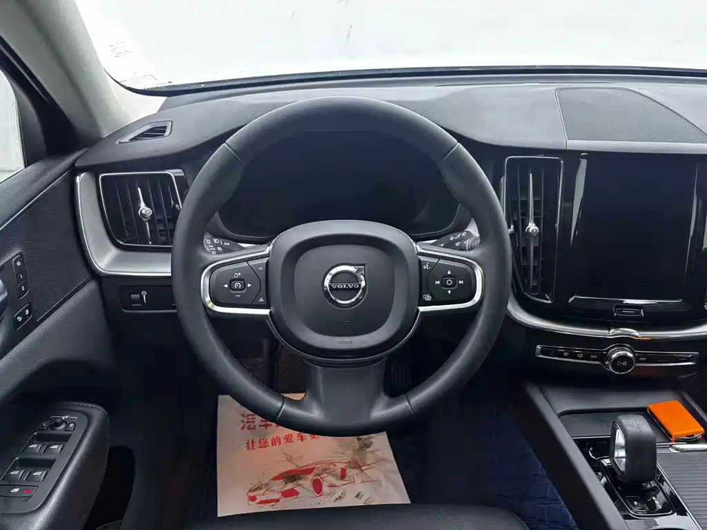 Volvo XC60 — фото 13