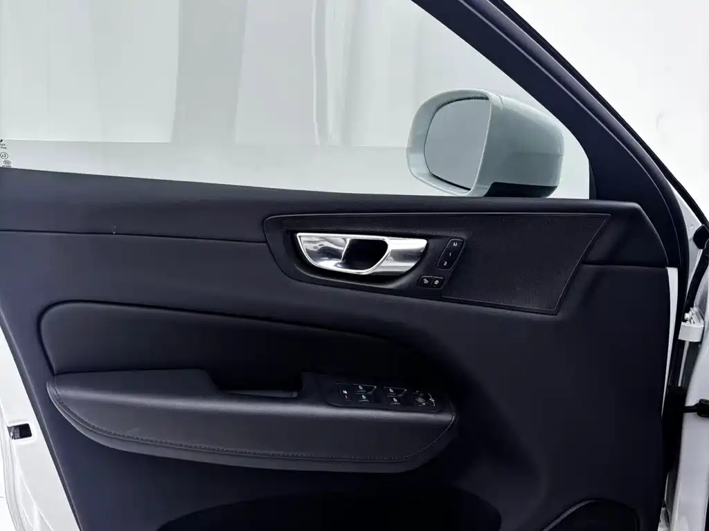 Volvo XC60 — фото 14