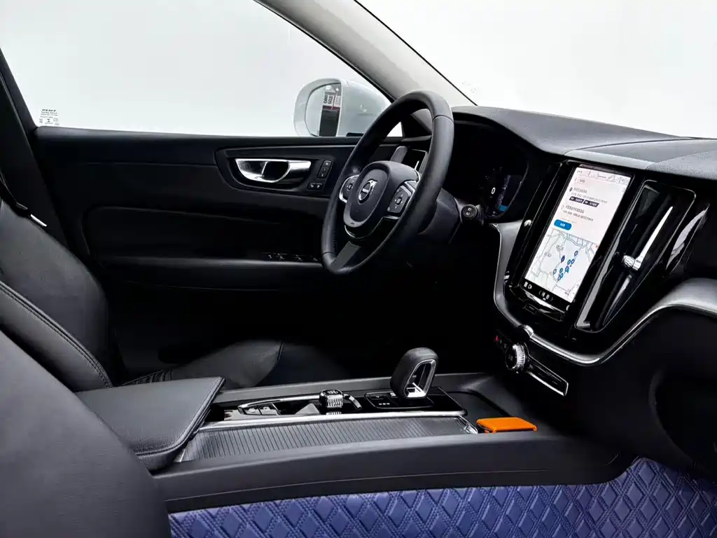 Volvo XC60 — фото 17