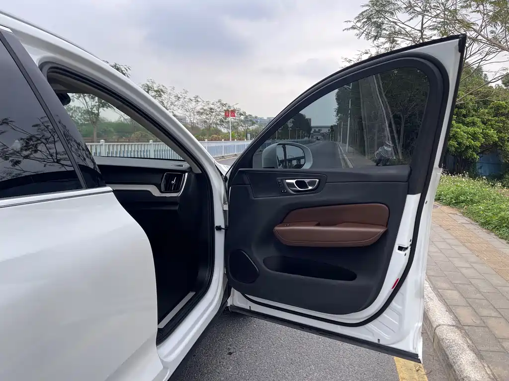 Volvo XC60 — фото 11