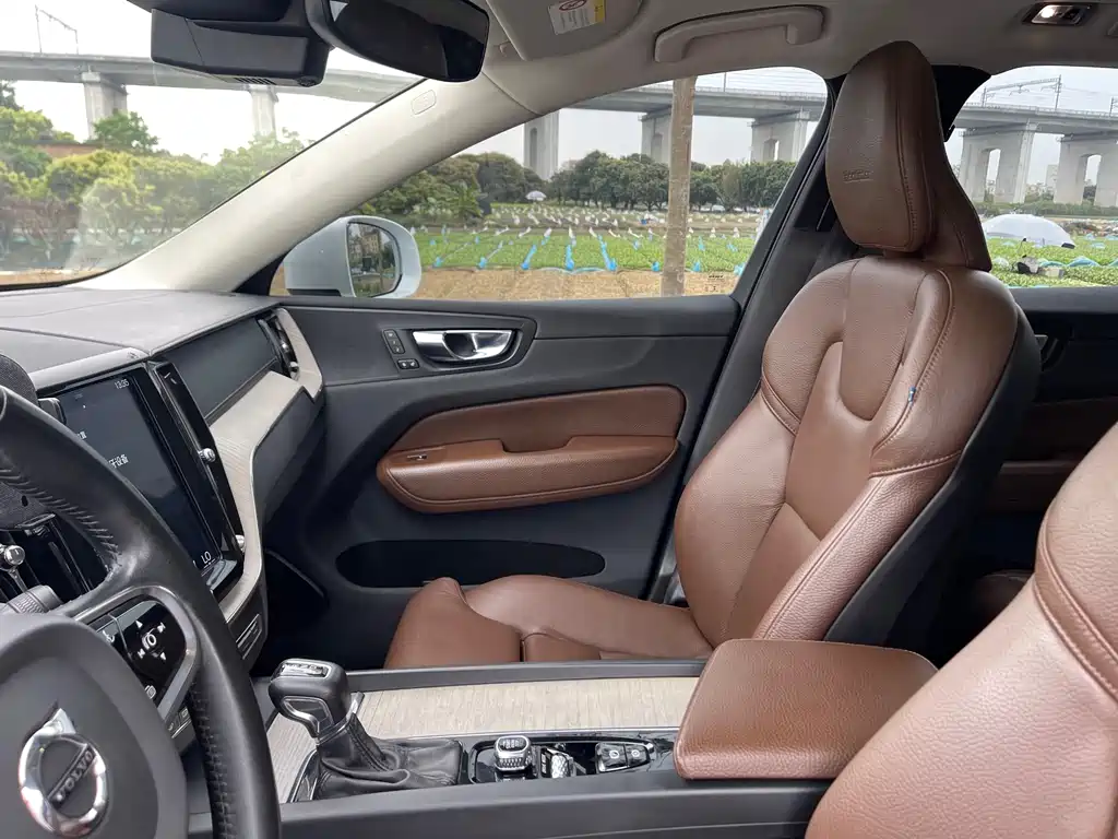 Volvo XC60 — фото 18