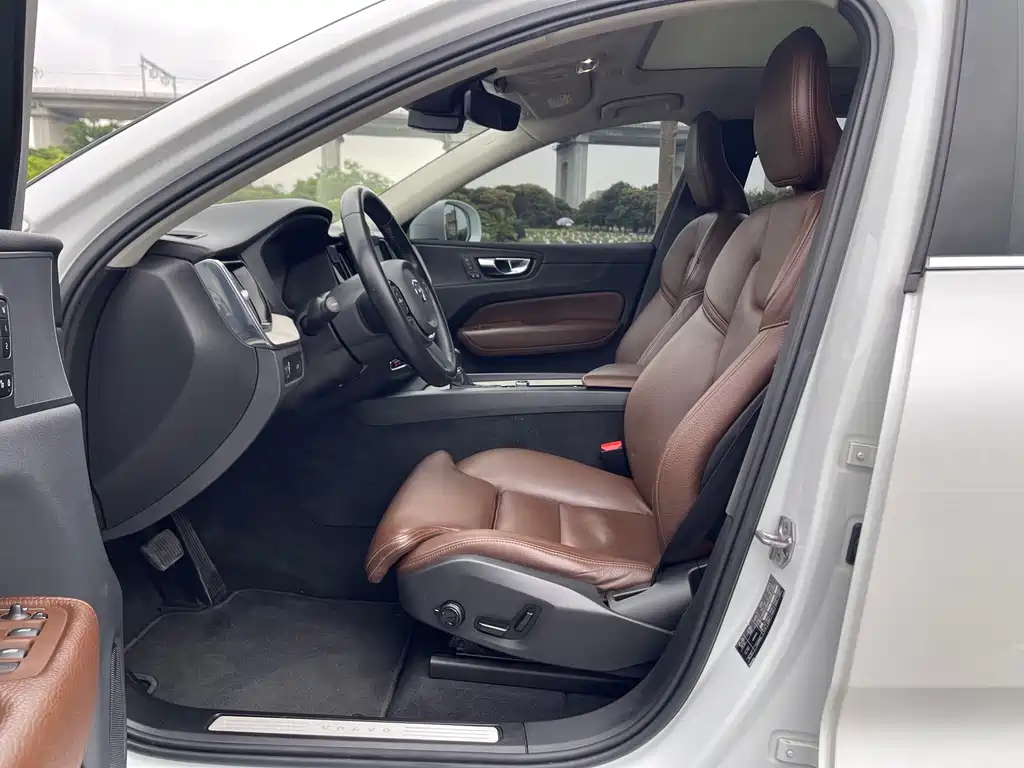 Volvo XC60 — фото 19