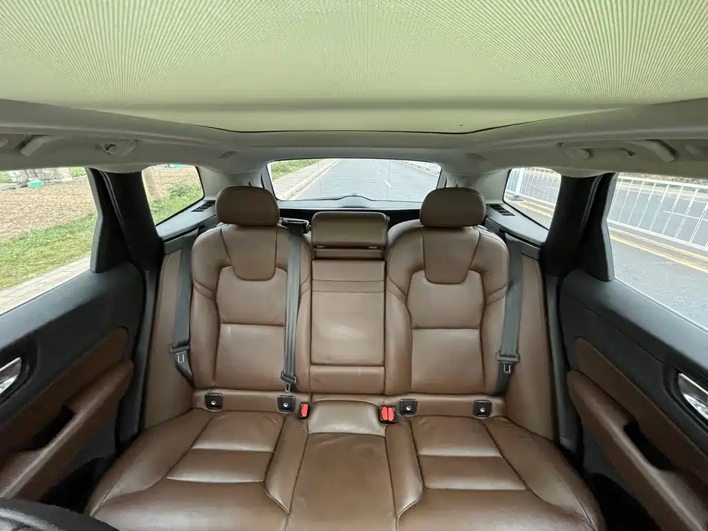 Volvo XC60 — фото 23