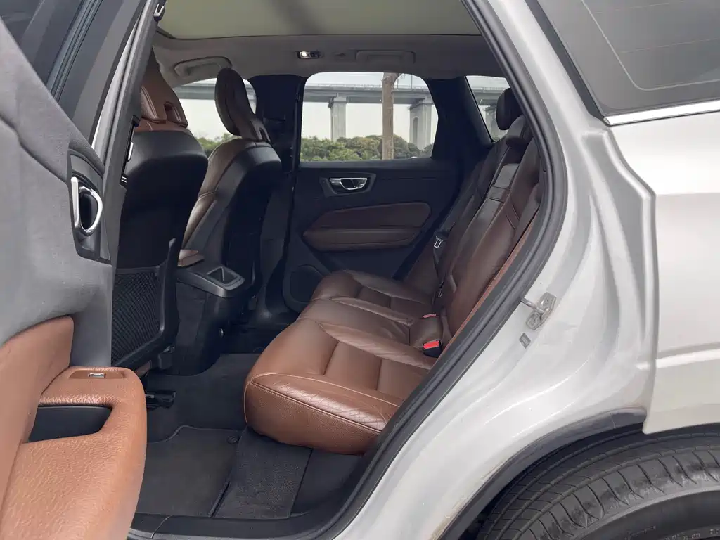 Volvo XC60 — фото 25