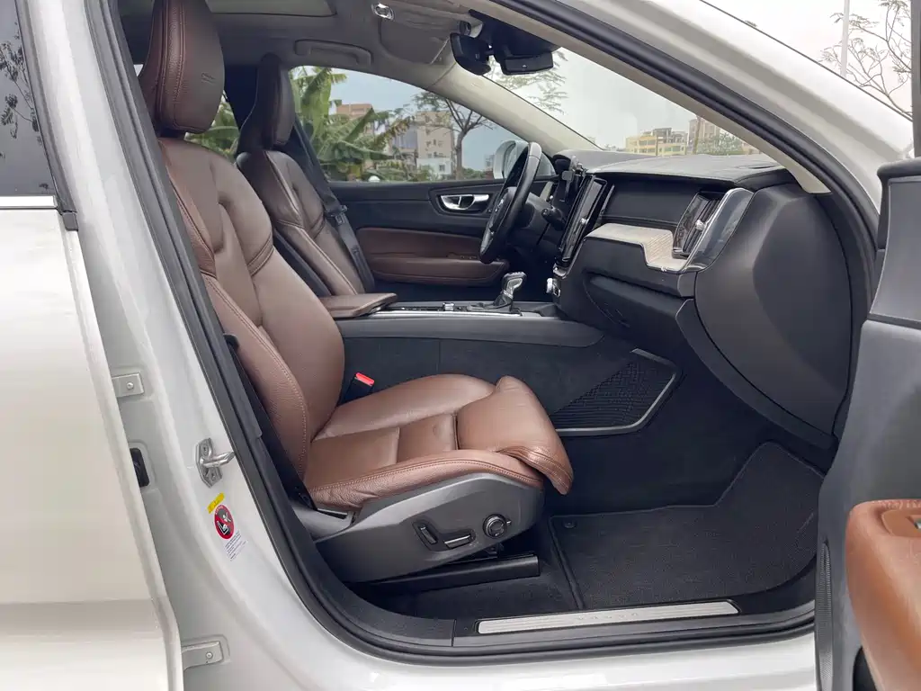 Volvo XC60 — фото 10