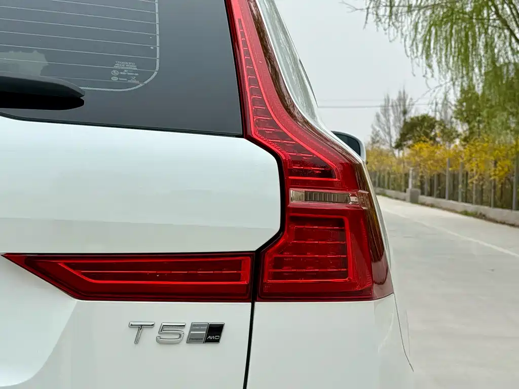 Volvo XC60 — фото 11
