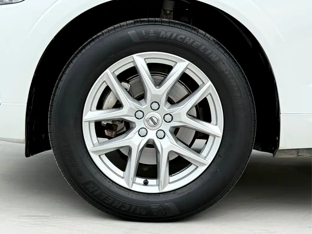 Volvo XC60 — фото 13