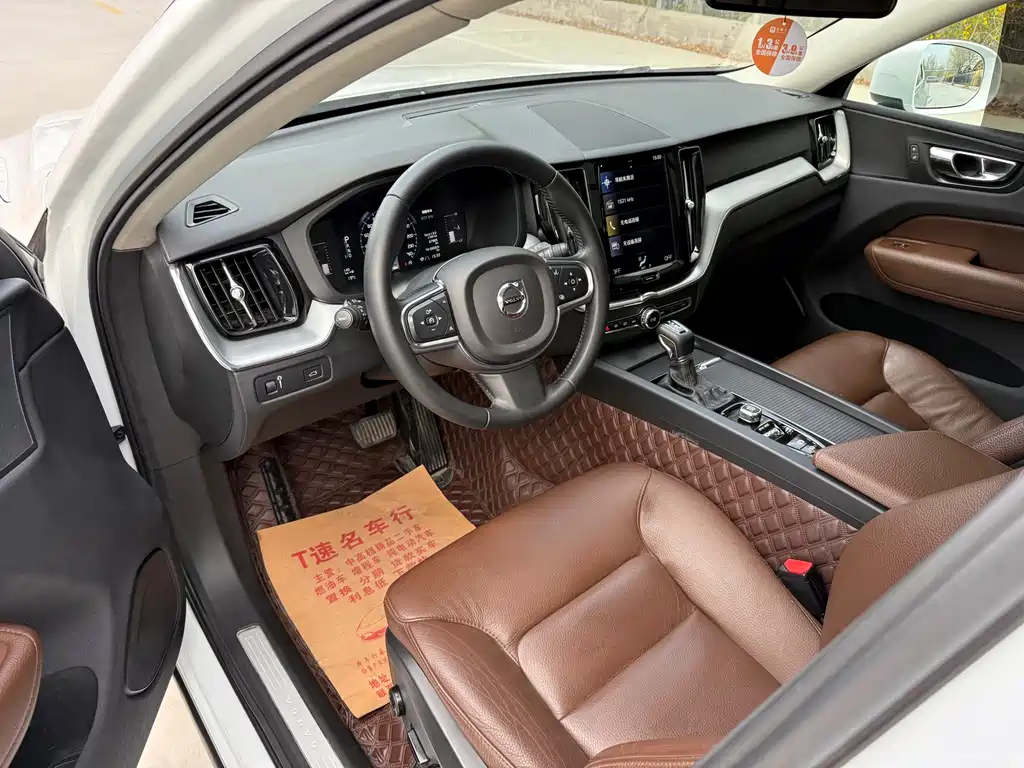 Volvo XC60 — фото 14