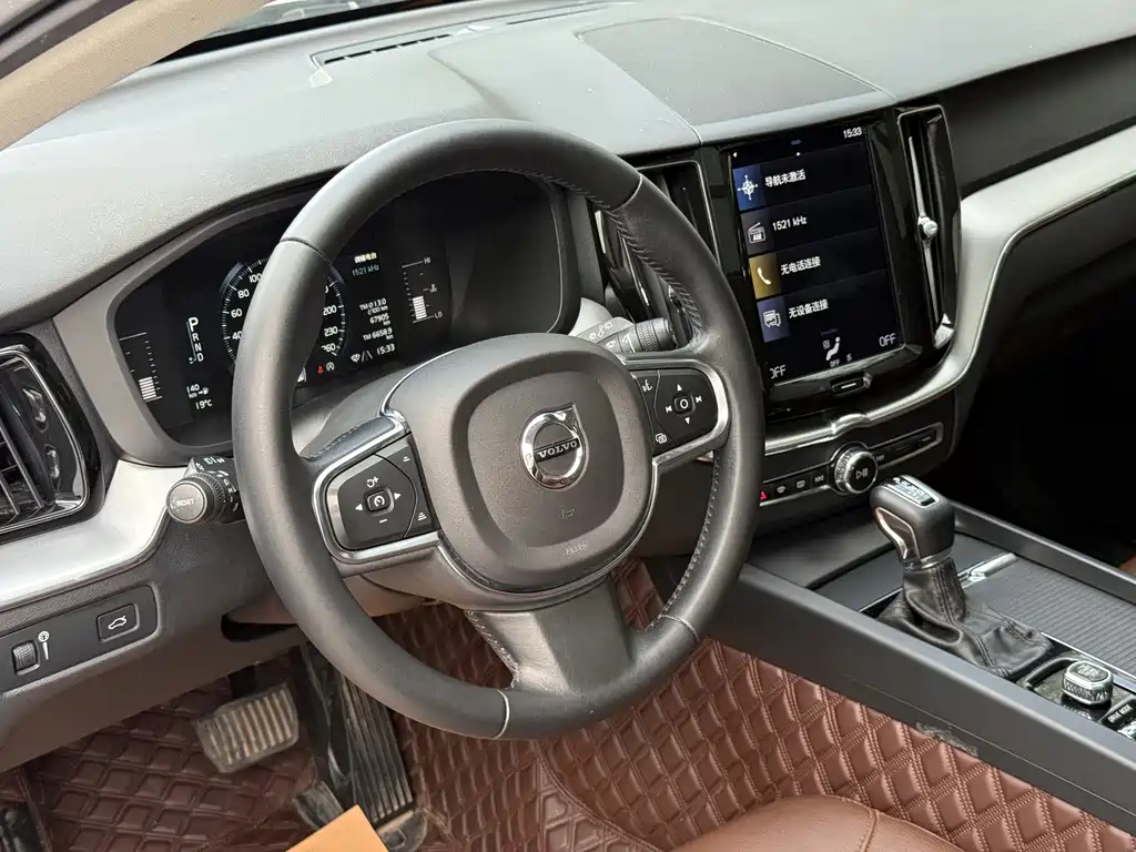 Volvo XC60 — фото 15