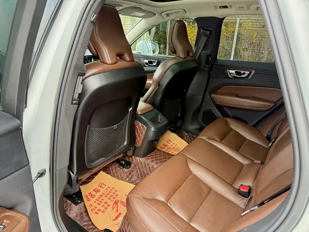 Volvo XC60 — фото 18