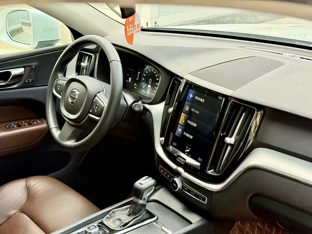 Volvo XC60 — фото 21