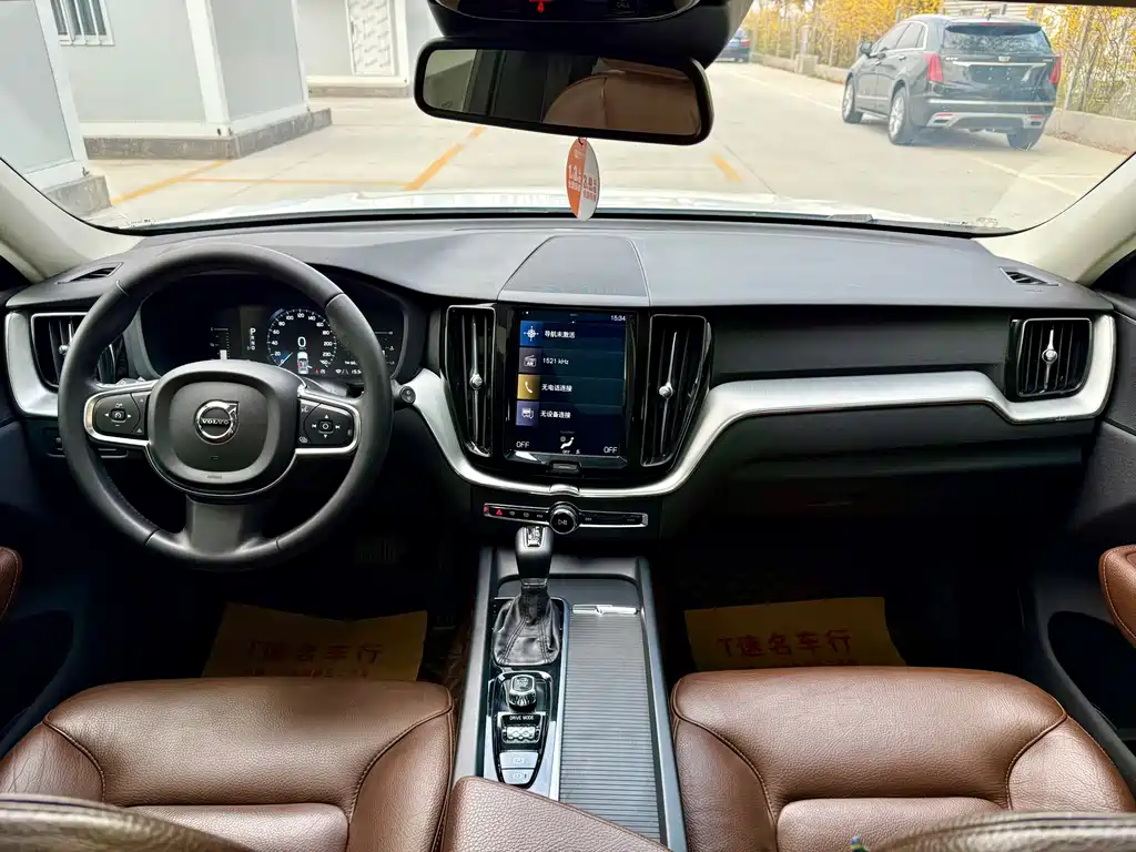 Volvo XC60 — фото 23