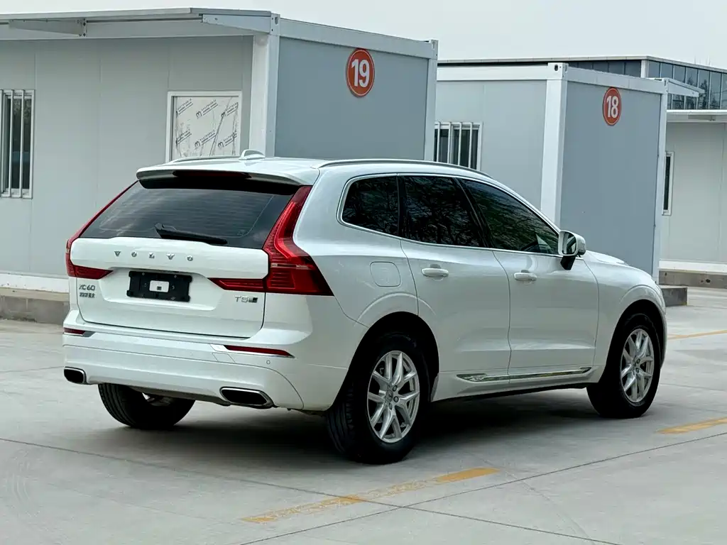 Volvo XC60 — фото 5