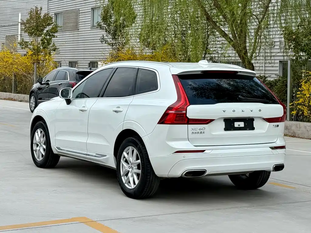 Volvo XC60 — фото 7