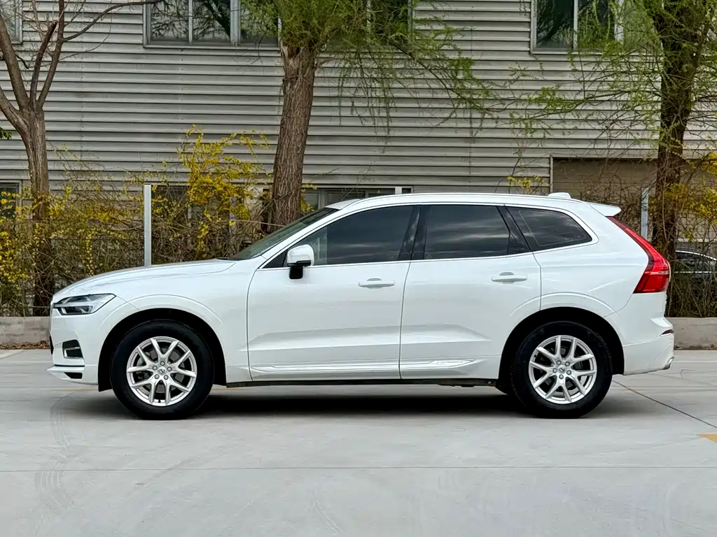 Volvo XC60 — фото 8