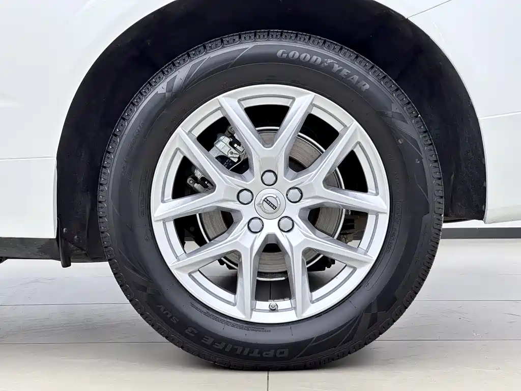 Volvo XC60 — фото 11