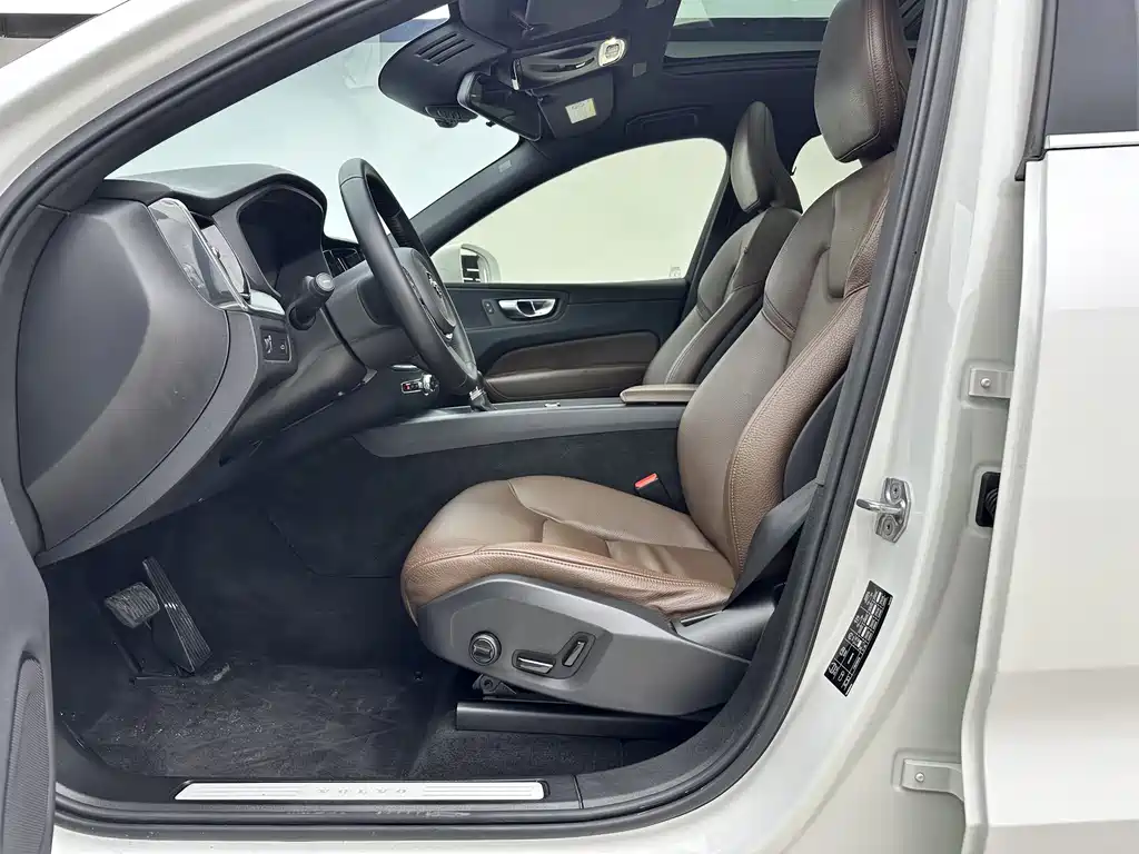 Volvo XC60 — фото 3
