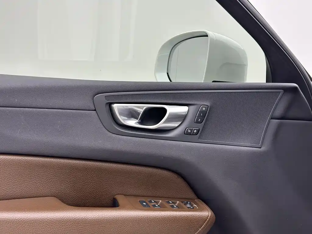 Volvo XC60 — фото 9