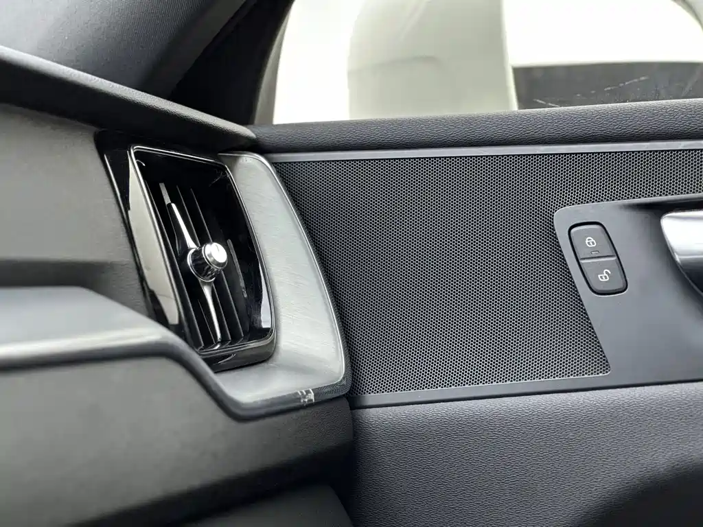 Volvo XC60 — фото 10