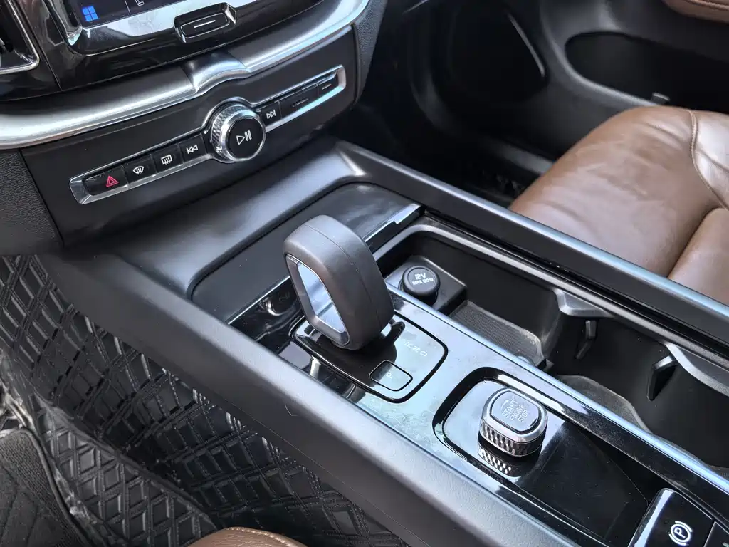 Volvo XC60 — фото 17