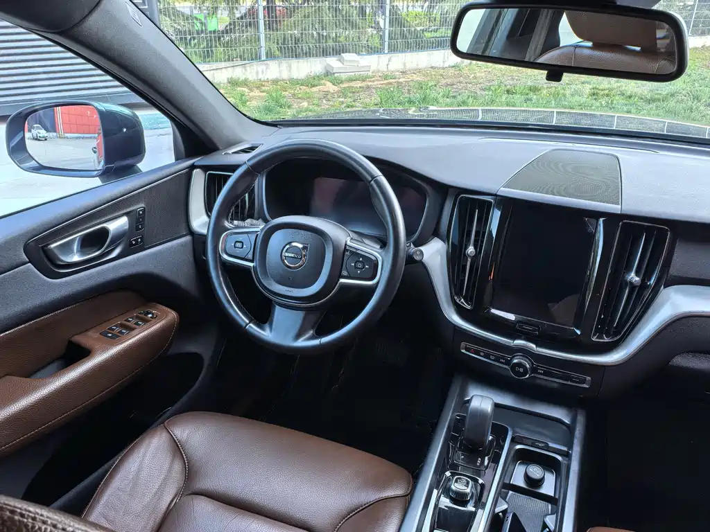 Volvo XC60 — фото 10