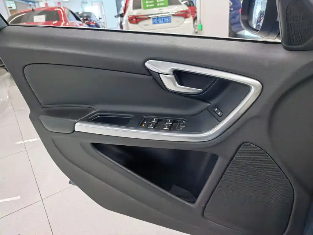 Volvo S60 — фото 11