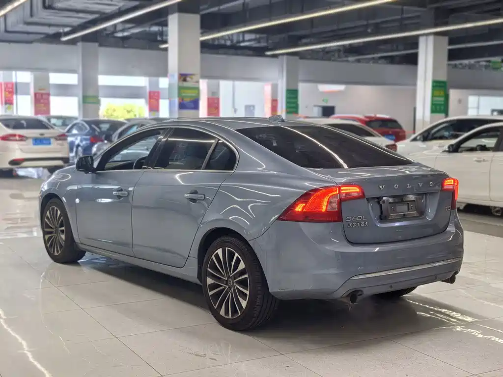 Volvo S60 — фото 12