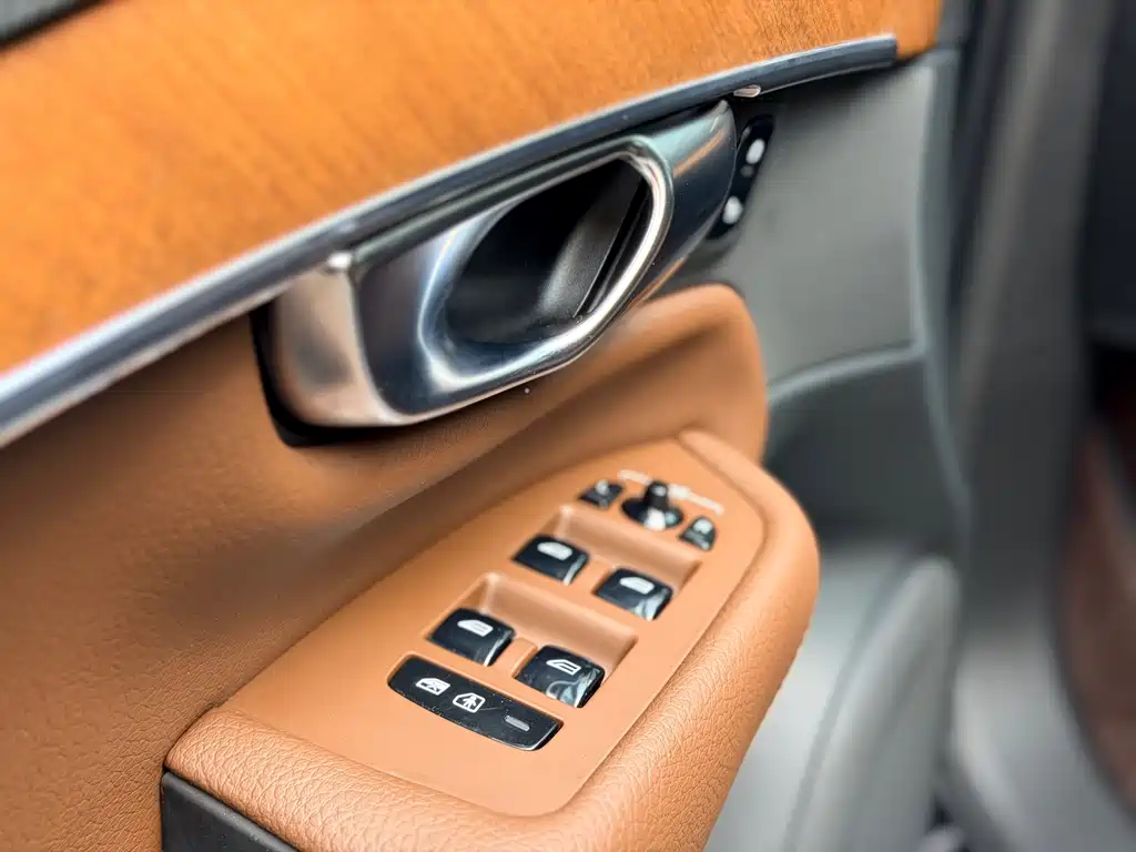 Volvo XC90 — фото 11