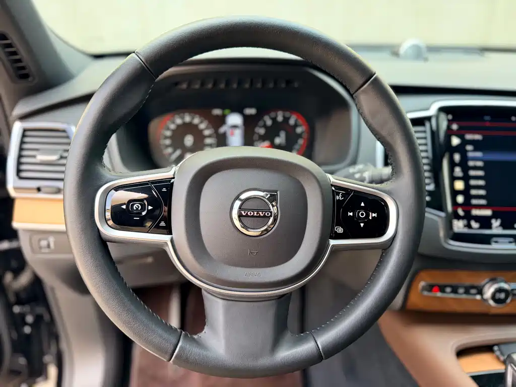 Volvo XC90 — фото 17