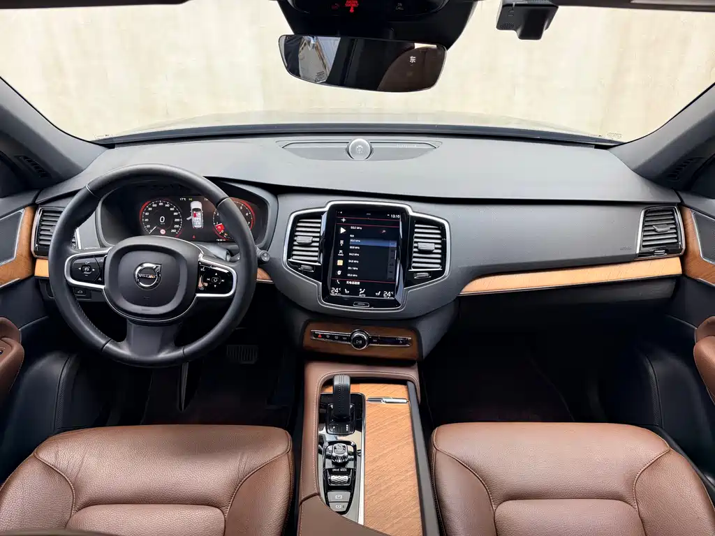 Volvo XC90 — фото 19