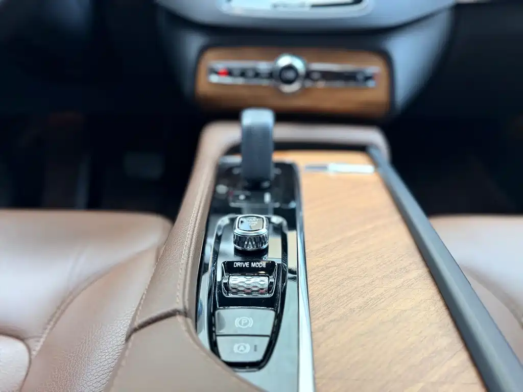 Volvo XC90 — фото 20