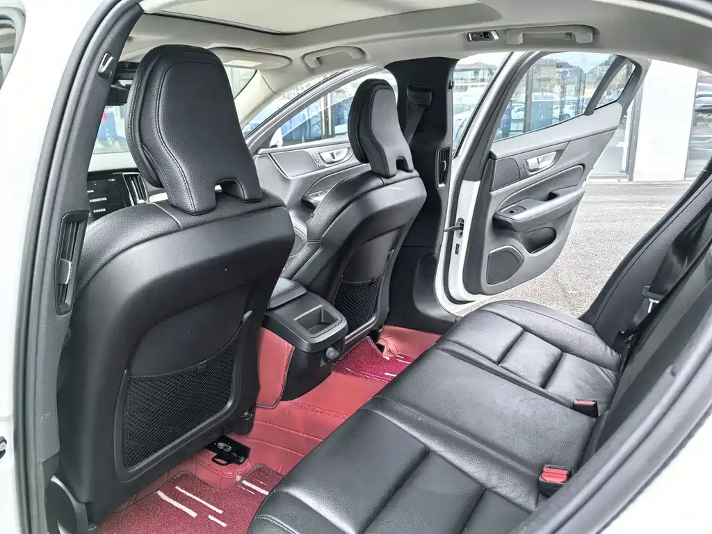Volvo S60 — фото 11