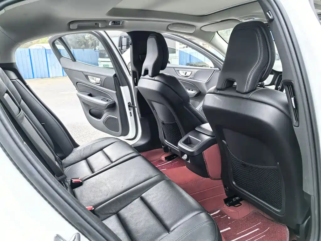 Volvo S60 — фото 14
