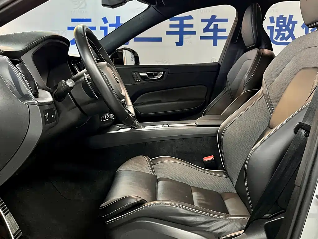 Volvo XC60 — фото 11