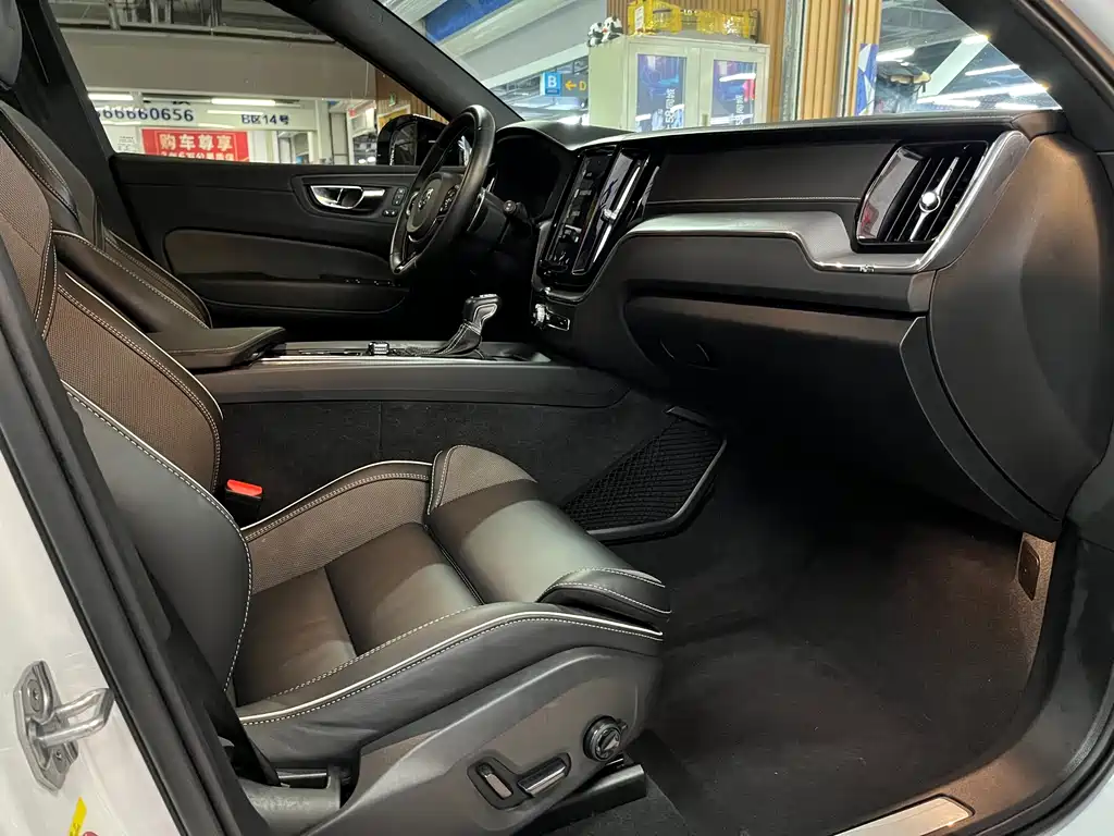 Volvo XC60 — фото 15