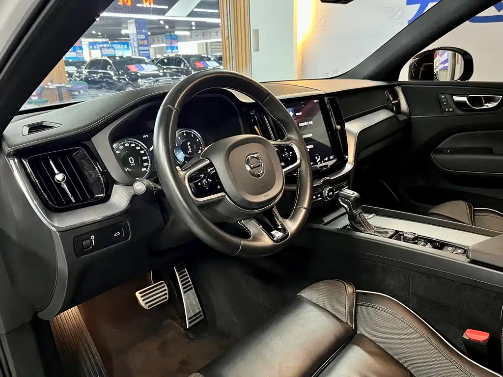Volvo XC60 — фото 10