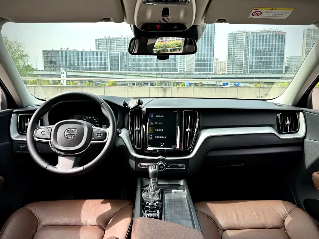 Volvo XC60 — фото 11