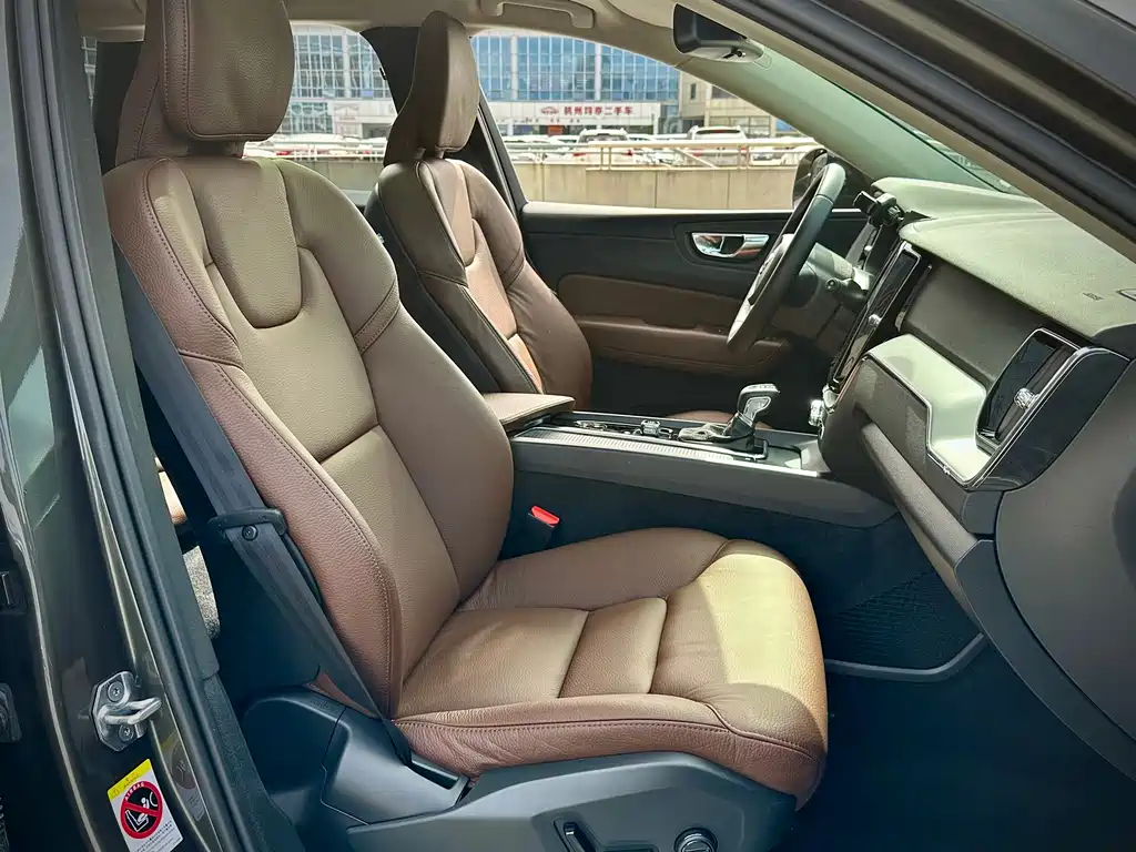 Volvo XC60 — фото 13