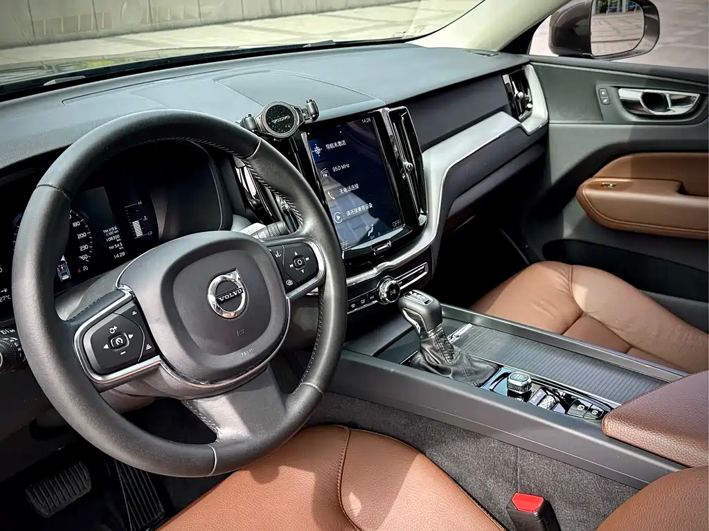 Volvo XC60 — фото 14