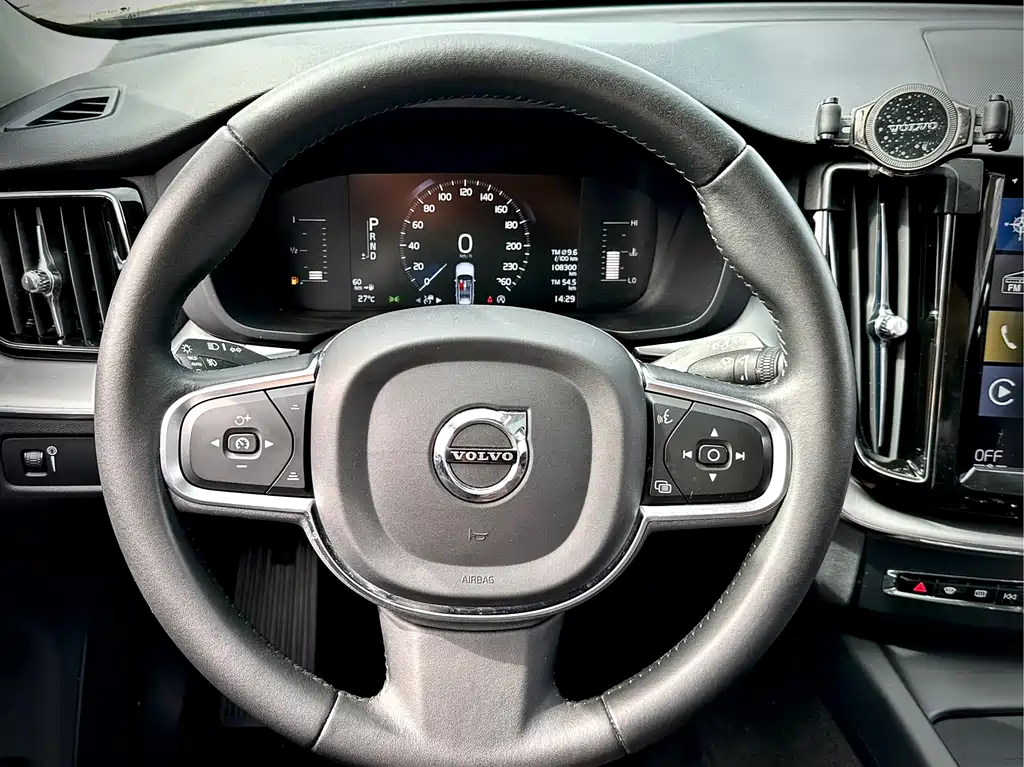 Volvo XC60 — фото 15