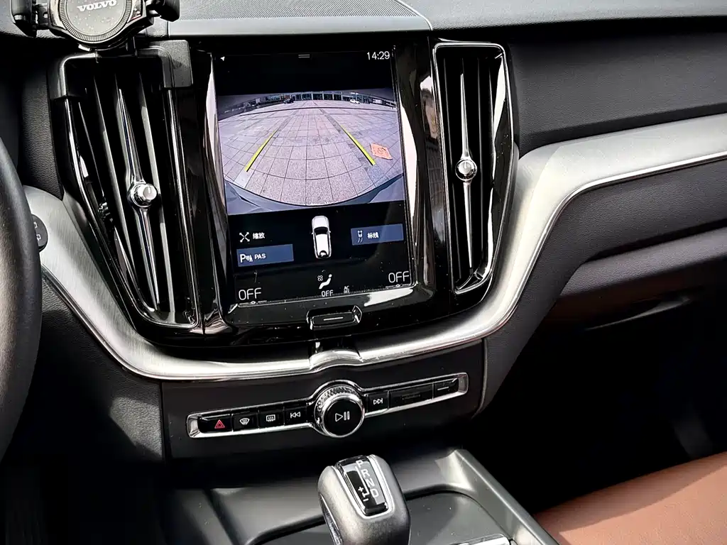 Volvo XC60 — фото 16