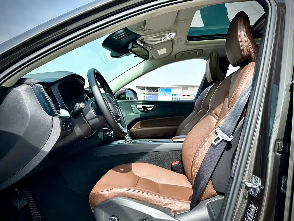 Volvo XC60 — фото 9