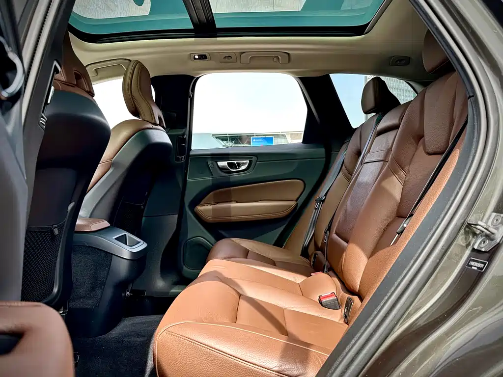 Volvo XC60 — фото 10