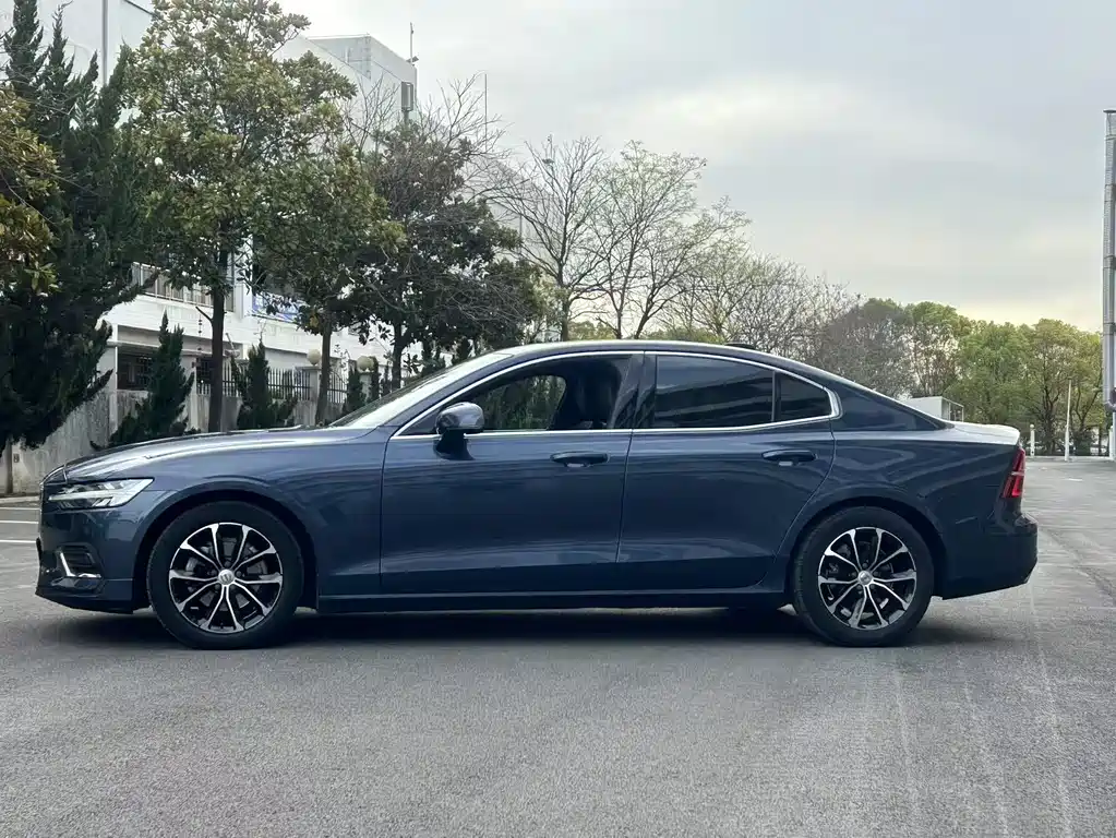 Volvo S60 — фото 11