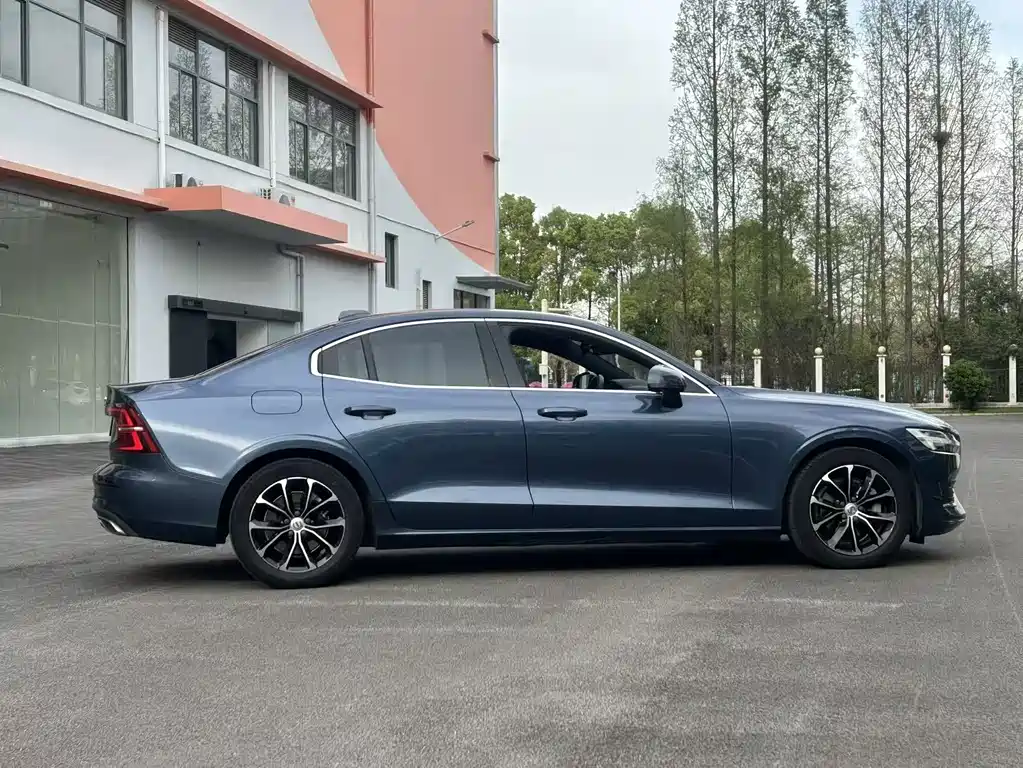 Volvo S60 — фото 15
