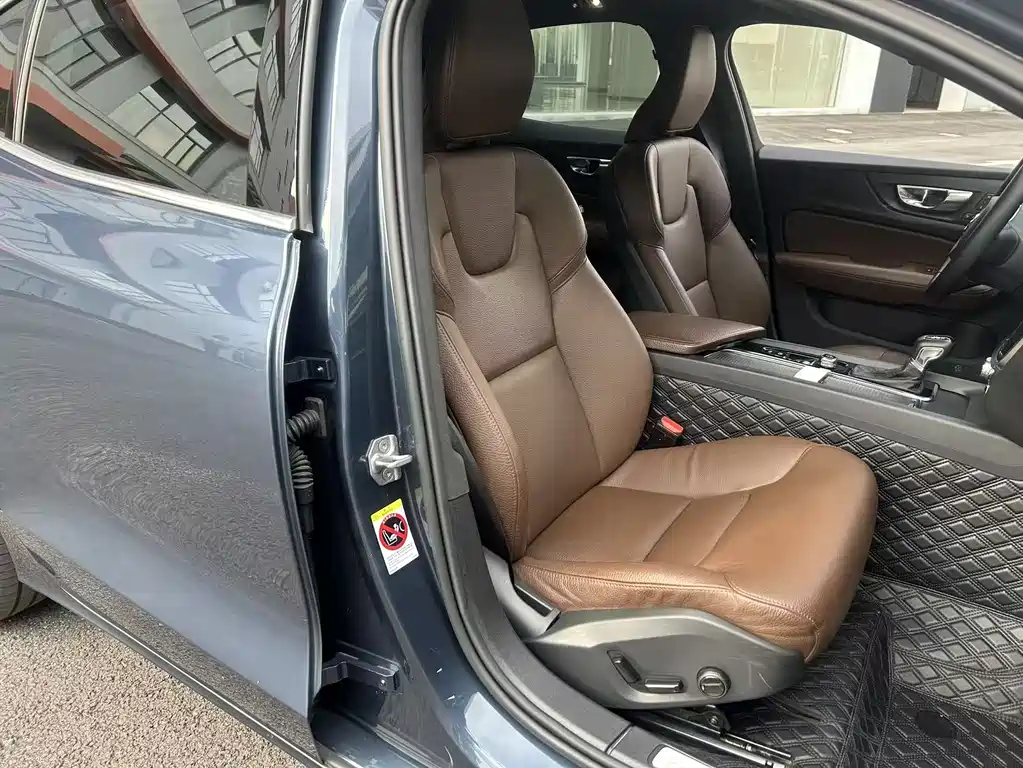 Volvo S60 — фото 10