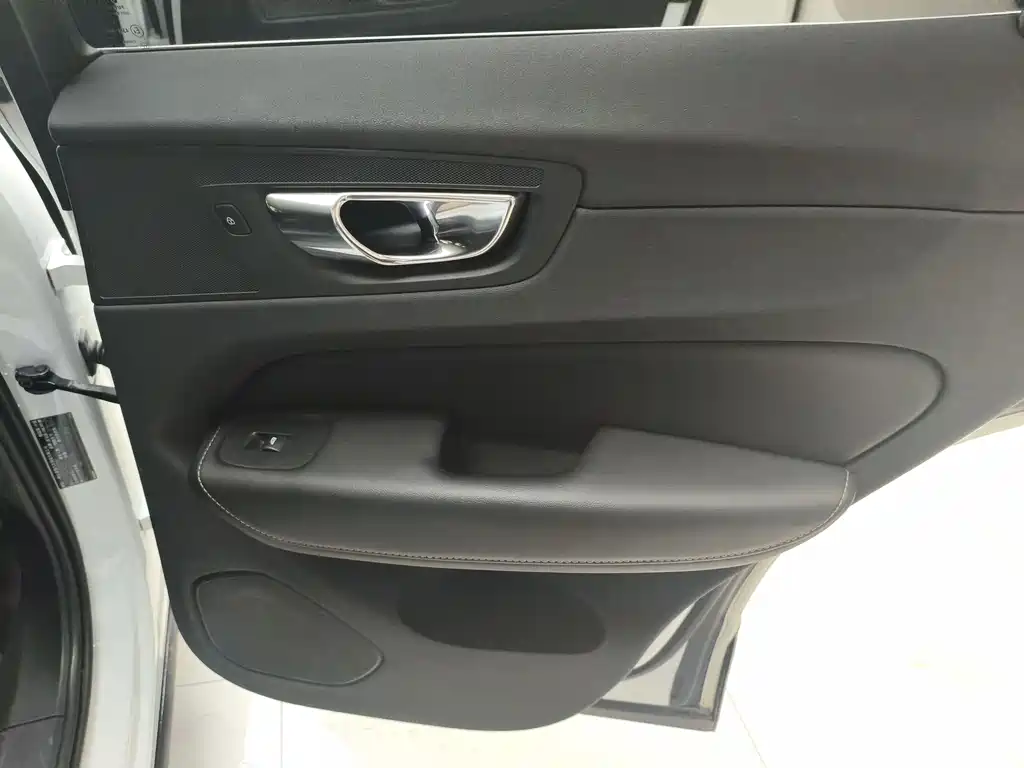 Volvo XC60 — фото 15