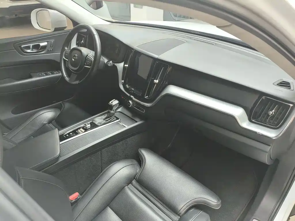 Volvo XC60 — фото 17