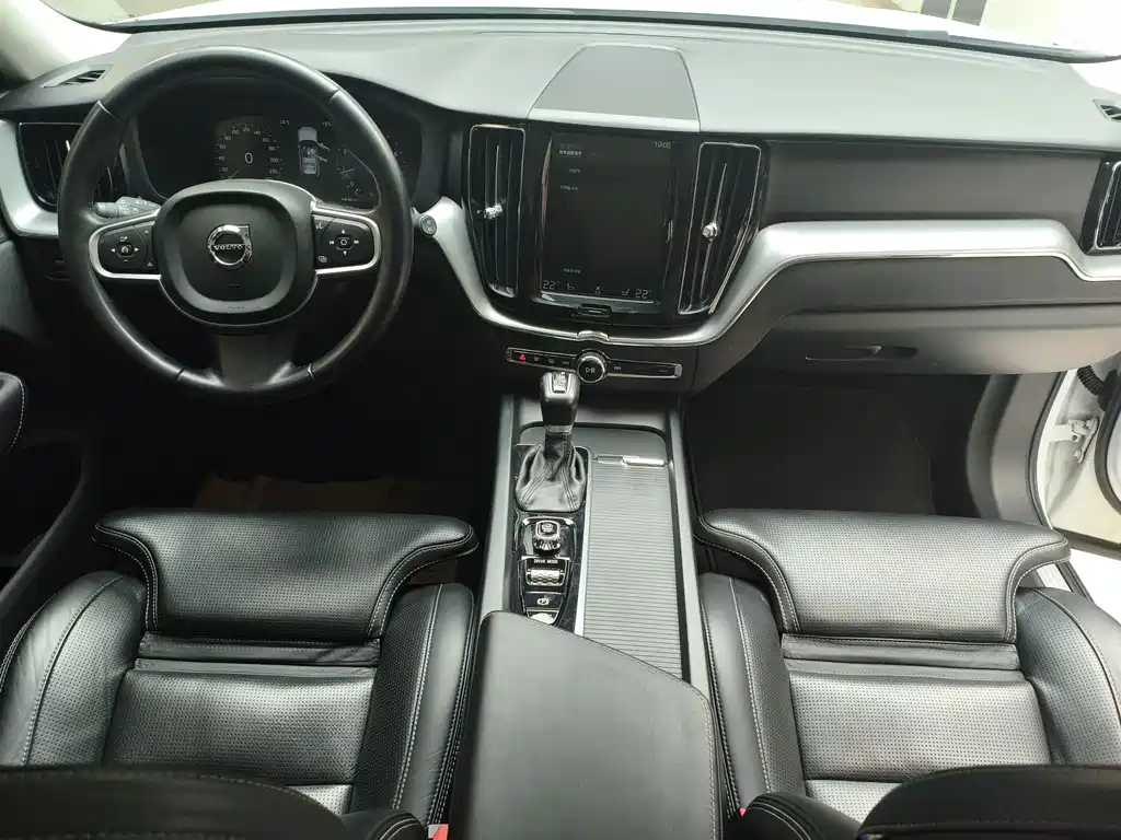 Volvo XC60 — фото 18